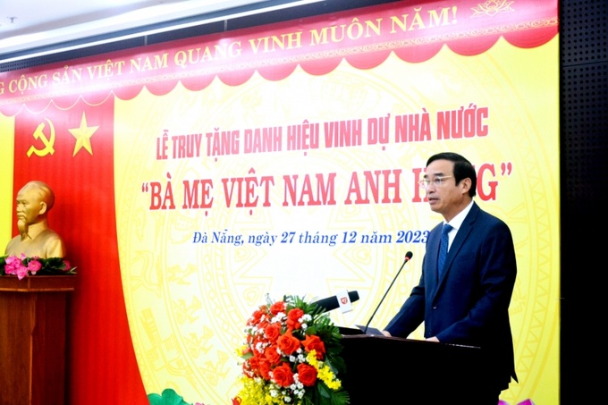 Chủ tịch UBND TP Đà Nẵng Lê Trung Chinh bày tỏ lòng biết ơn sâu sắc và gửi lời tri ân, thăm hỏi ân cần đến gia đình các Mẹ được truy tặng.