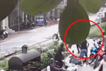 Thót tim khoảnh khắc người đàn ông đi xe máy mắc kẹt giữa đường ray khi tàu hoả ầm ầm lao tới