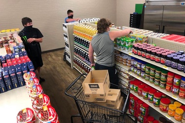 Mỹ: Học sinh đổi việc làm tốt lấy nhu yếu phẩm tại trường học