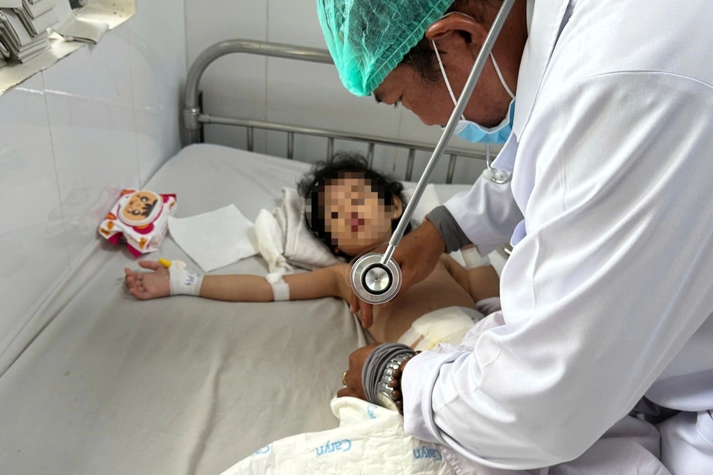 Bé gái 4 tuổi ở Cần Thơ có biểu hiện hội chứng “công chúa tóc mây” - 1 Bé gái 4 tuổi ở Cần Thơ có biểu hiện hội chứng “công chúa tóc mây” - 1
