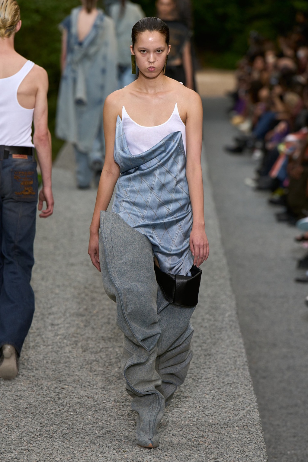 Sự cá tính của những đôi bốt jeans đang làm mưa làm gió giới thời trang - 4 Sự cá tính của những đôi bốt jeans đang làm mưa làm gió giới thời trang - 4