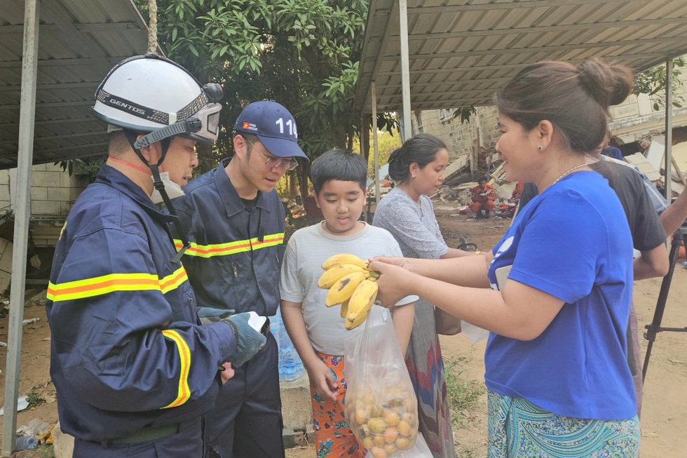 Giây phút cân não cứu người tại tòa nhà chực đổ sập ở Myanmar - 3 Giây phút cân não cứu người tại tòa nhà chực đổ sập ở Myanmar - 3