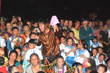 Nghệ An: Người làm báo mang Trung thu đến với trẻ em Đan Lai