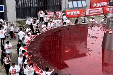 Hàng nghìn người cùng ăn chung nồi lẩu khổng lồ dấy lên lo ngại về vệ sinh