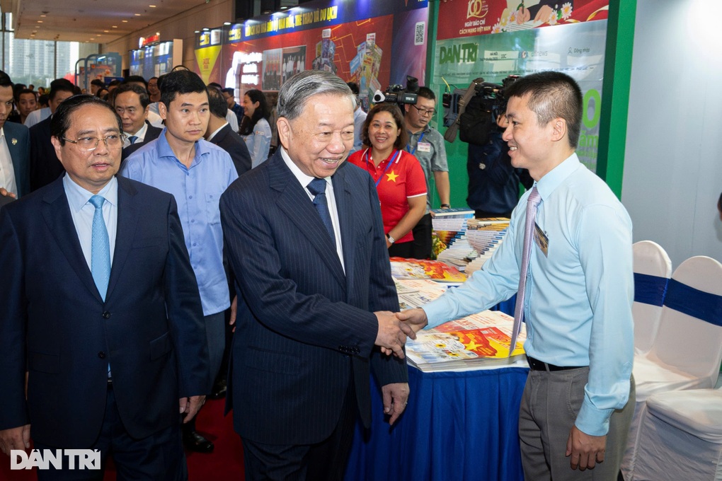 Tổng Bí thư Tô Lâm tham quan gian trưng bày báo Dân trí ở Hội Báo toàn quốc - 1 Tổng Bí thư Tô Lâm tham quan gian trưng bày báo Dân trí ở Hội Báo toàn quốc - 1
