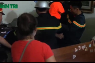 Giải cứu bà cụ bị rơi từ tầng 5 mắc kẹt giữa hai bức tường