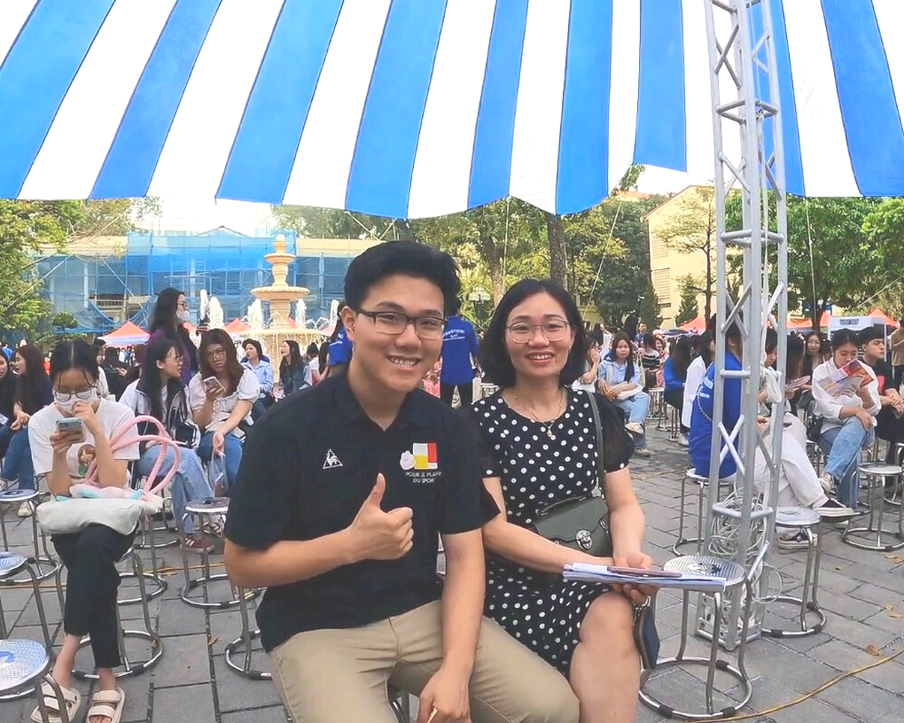 Đông đảo bạn trẻ đến ngày hội tư vấn của Học viện Báo chí và Tuyên truyền - 3 Đông đảo bạn trẻ đến ngày hội tư vấn của Học viện Báo chí và Tuyên truyền - 3