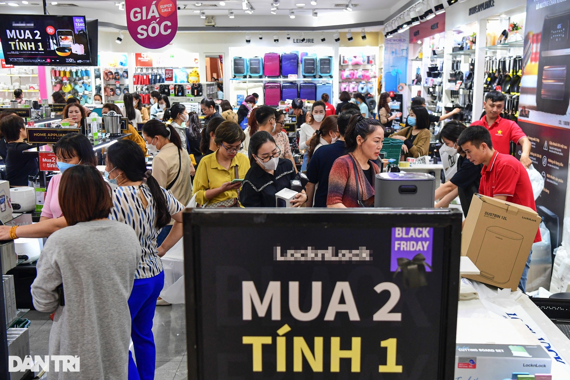 Lỉnh kỉnh túi lớn túi bé săn sale Black Friday, hóa đơn chục triệu đồng - 2 Lỉnh kỉnh túi lớn túi bé săn sale Black Friday, hóa đơn chục triệu đồng - 2