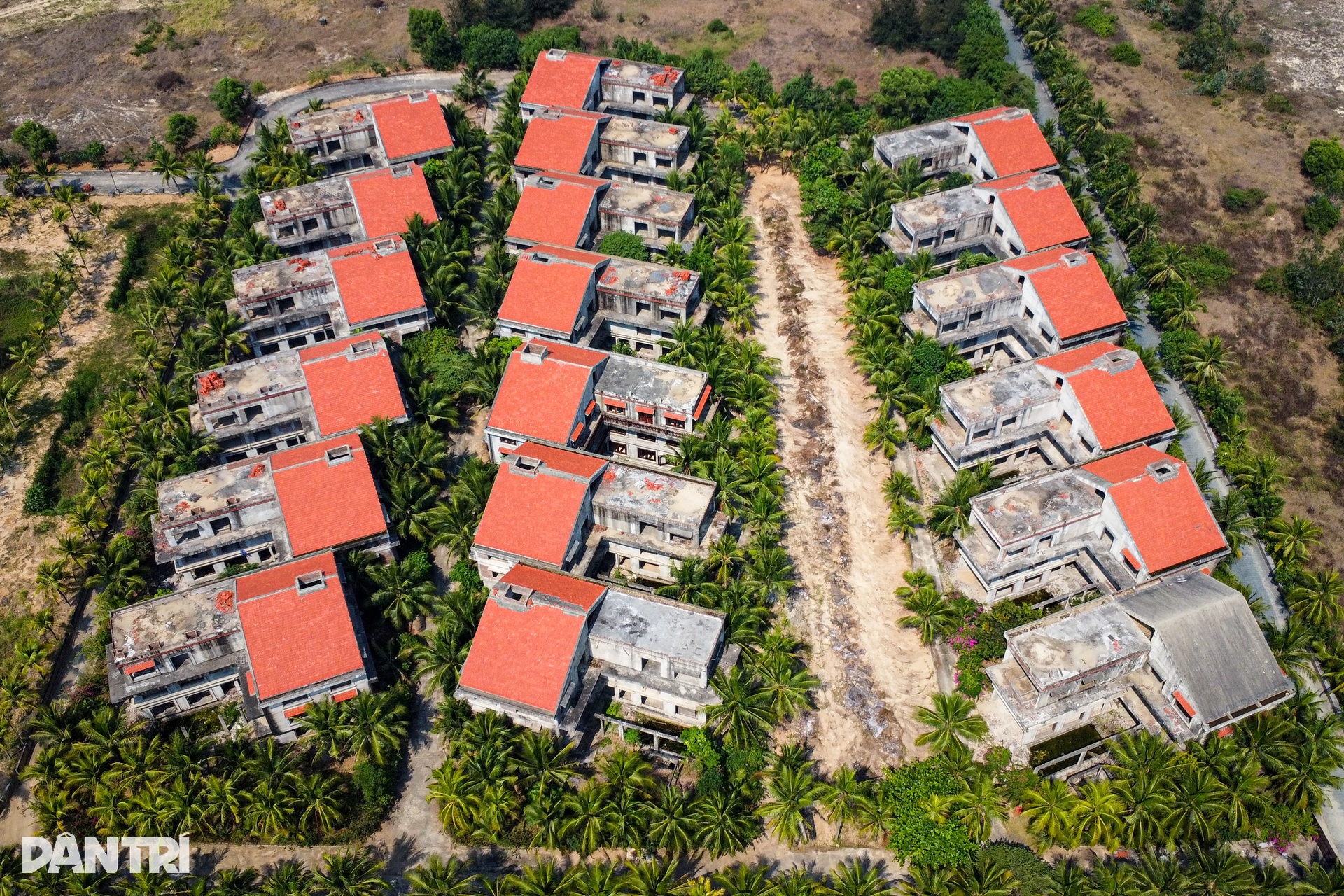 Loạt biệt thự ở dự án trăm triệu USD bỏ hoang ven biển Đà Nẵng - 11 Loạt biệt thự ở dự án trăm triệu USD bỏ hoang ven biển Đà Nẵng - 11