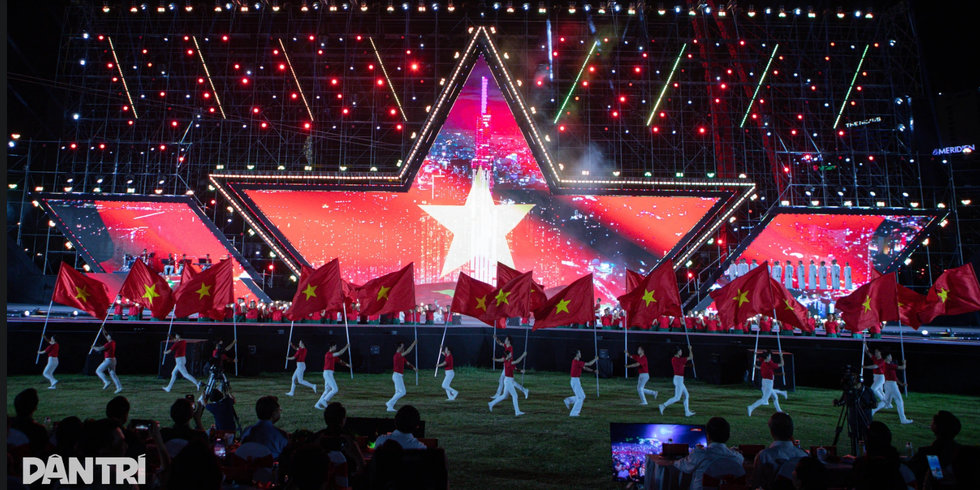 Thấy gì từ việc hàng vạn khán giả trẻ săn vé, đi xem “concert yêu nước”? - 10 Thấy gì từ việc hàng vạn khán giả trẻ săn vé, đi xem “concert yêu nước”? - 10