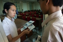 Giắt điện thoại cạp quần, nhắn tin nhờ em trai giải đề Văn