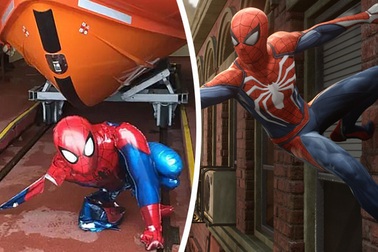 Hài hước vụ giải cứu… Người Nhện bị rơi xuống biển