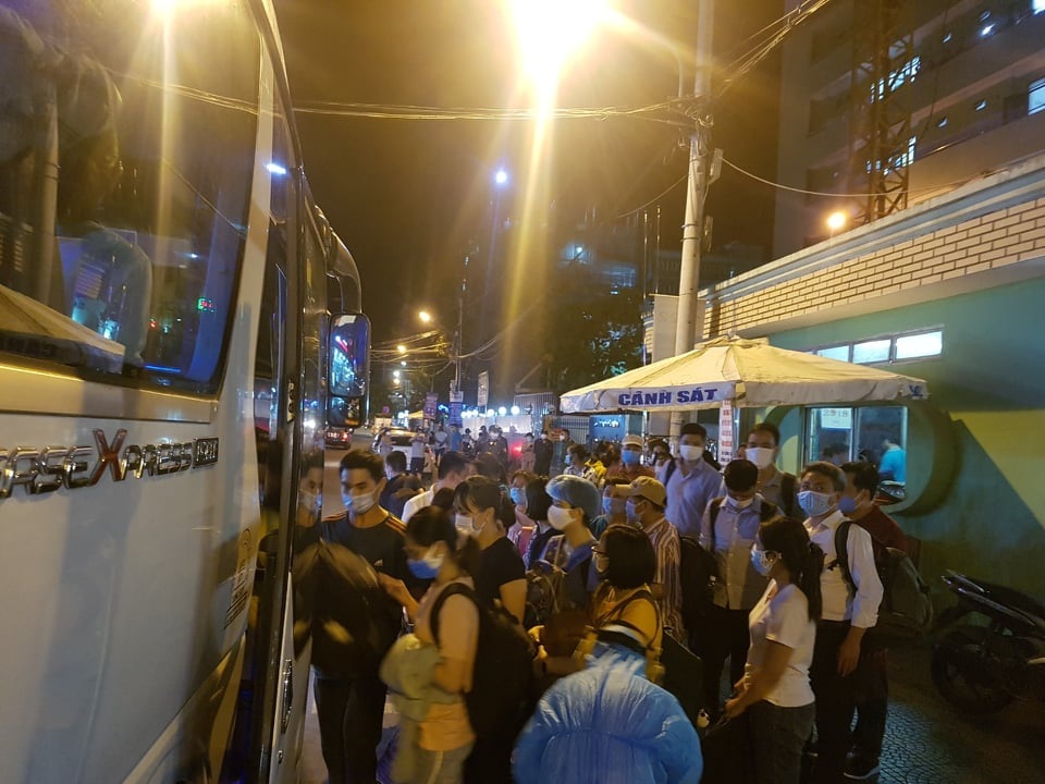 Nhân viên y tế Bệnh viện Đà Nẵng được đưa đi cách ly ở khách sạn - 1 Nhân viên y tế Bệnh viện Đà Nẵng được đưa đi cách ly ở khách sạn - 1