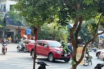 Tài xế phóng xe chở theo cảnh sát trên nắp capo có bị khởi tố hình sự?