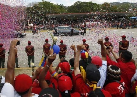 Dân Venezuela đổ ra đường đưa thi hài ông Chavez tới bảo tàng