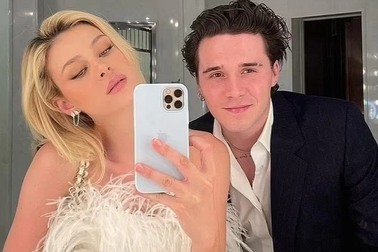 Brooklyn Beckham thể hiện điều gì trong lần đầu xuống phố với vợ?