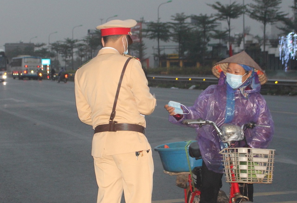 Cảnh sát giao thông lập chốt, phát hàng nghìn khẩu trang miễn phí phòng chống virut corona - 3 Cảnh sát giao thông lập chốt, phát hàng nghìn khẩu trang miễn phí phòng chống virut corona - 3