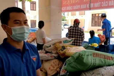 Đoàn thanh niên huyện Cẩm Xuyên gom hàng hỗ trợ hướng về miền Nam