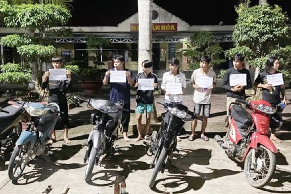 Ngăn chặn nhóm trẻ trâu mang hung khí chuẩn bị hỗn chiến - 1 Ngăn chặn nhóm trẻ trâu mang hung khí chuẩn bị hỗn chiến - 1