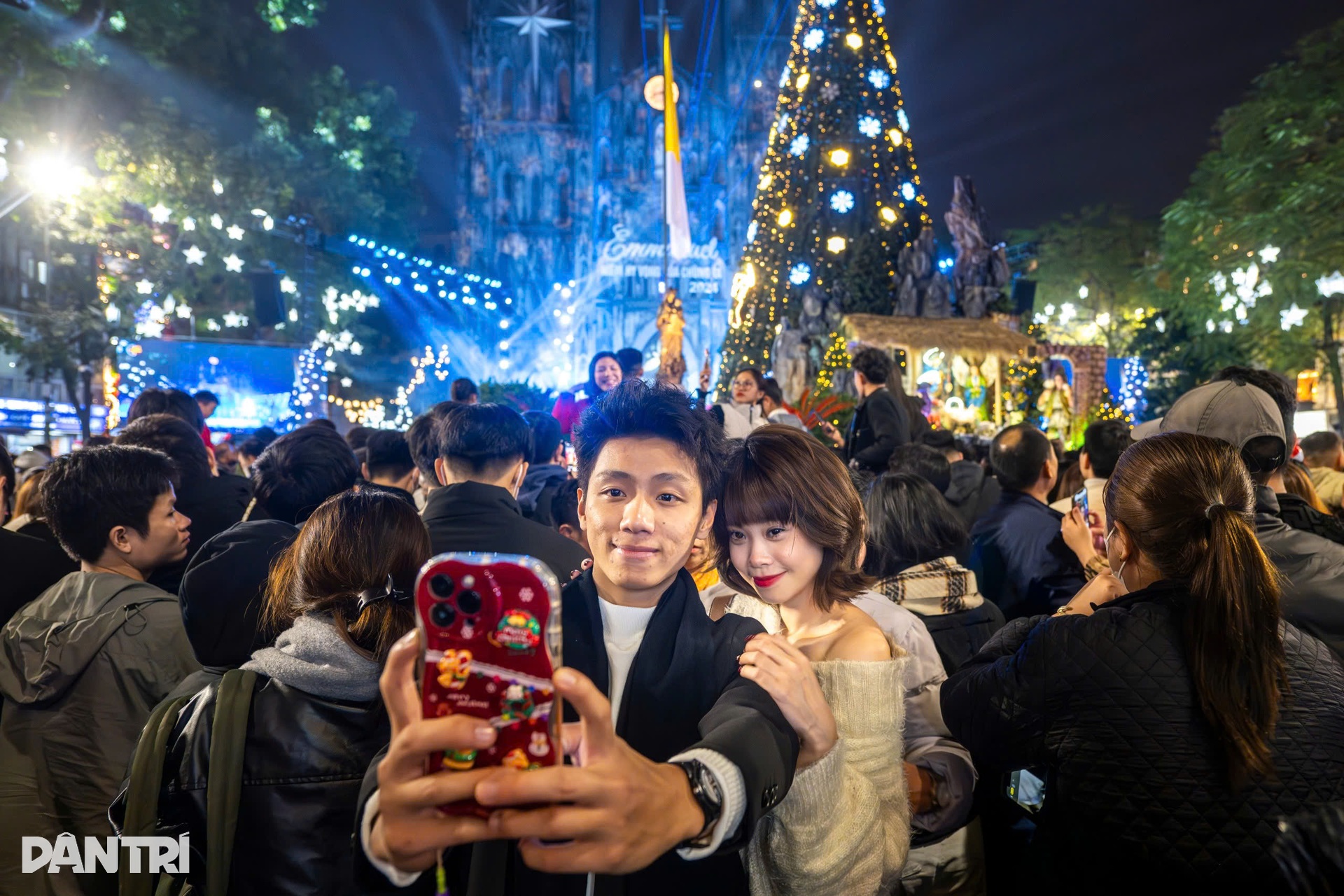 Hàng nghìn người đổ về Nhà thờ Lớn Hà Nội đón Giáng sinh - 8