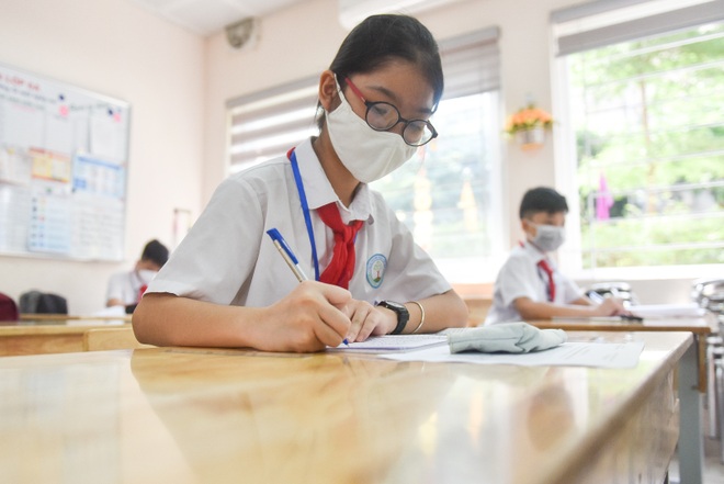 Tiết học đầu tiên giàu cảm xúc của học sinh Hà Nội sau 3 tháng nghỉ dịch - 11 Tiết học đầu tiên giàu cảm xúc của học sinh Hà Nội sau 3 tháng nghỉ dịch - 11