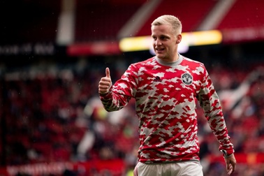 Man Utd ngăn cản Van de Beek "chạy trốn" khỏi Old Trafford