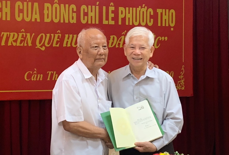 Ra mắt tác phẩm “Dấu chân in đậm trên quê hương, đất nước” - 1 Ra mắt tác phẩm “Dấu chân in đậm trên quê hương, đất nước” - 1