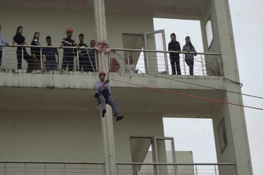 Sinh viên đu dây từ tầng 4, trải nghiệm cách thoát hiểm khi hỏa hoạn