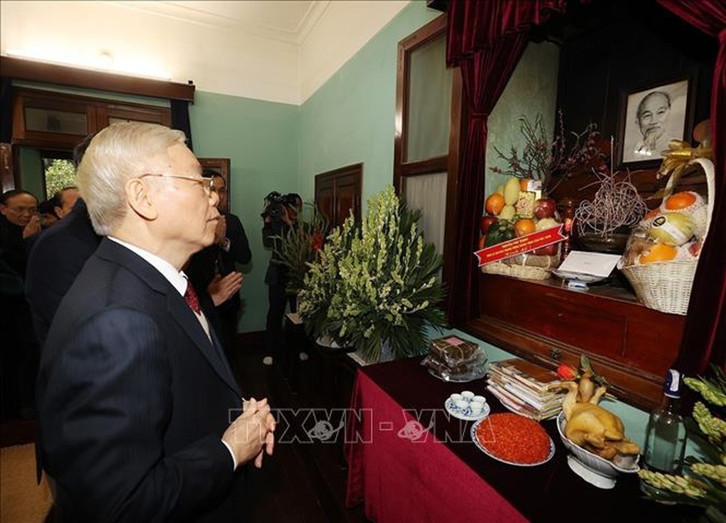 Tổng Bí thư Nguyễn Phú Trọng dâng hương tưởng niệm Chủ tịch Hồ Chí Minh tại Nhà 67 - 1 Tổng Bí thư Nguyễn Phú Trọng dâng hương tưởng niệm Chủ tịch Hồ Chí Minh tại Nhà 67 - 1