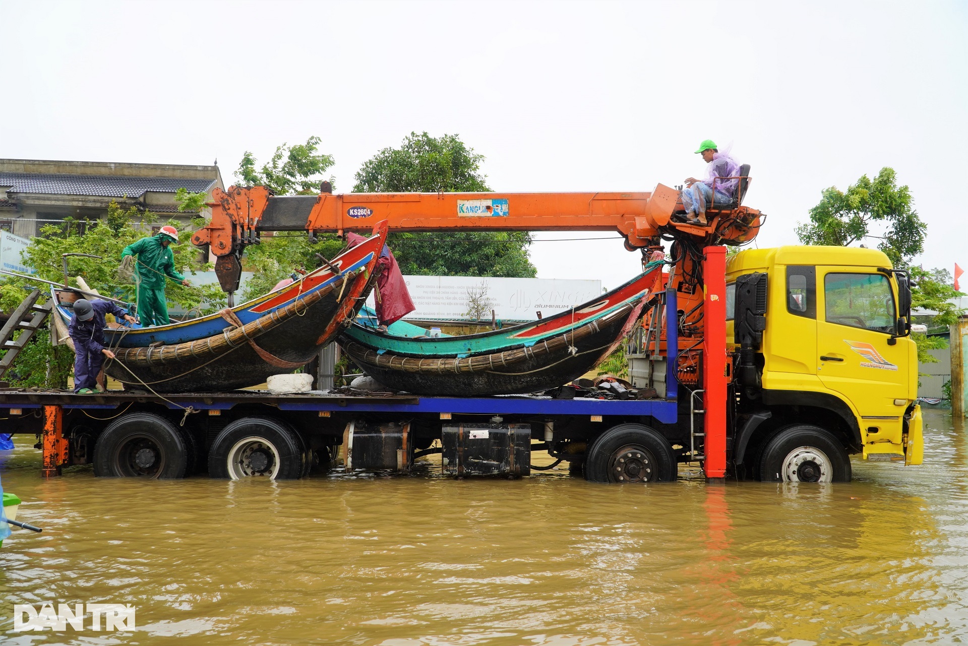 Những chiếc thuyền rời biển đến vùng rốn lũ Quảng Bình chở hàng cứu trợ - 3