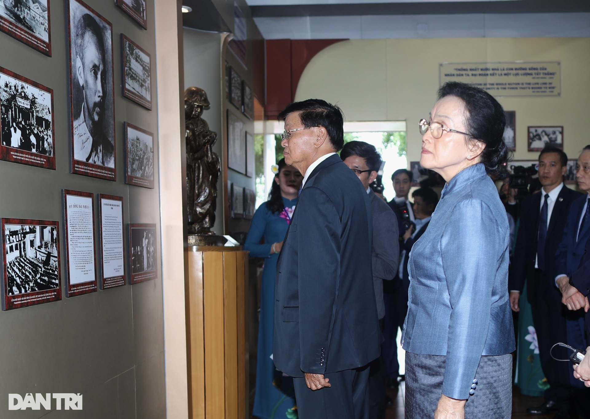 Tổng Bí thư, Chủ tịch nước Lào thăm Bến Nhà Rồng, gặp các nguyên lãnh đạo - 8