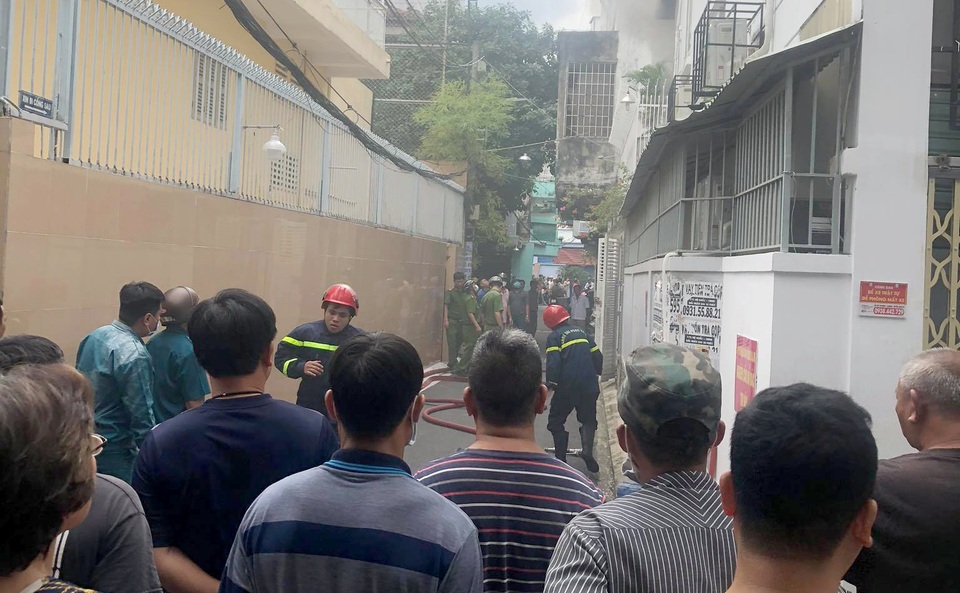 Cháy nhà trong hẻm, 1 người tử vong - 1