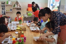 Có phải ký hợp đồng lao động với giáo viên trong biên chế?