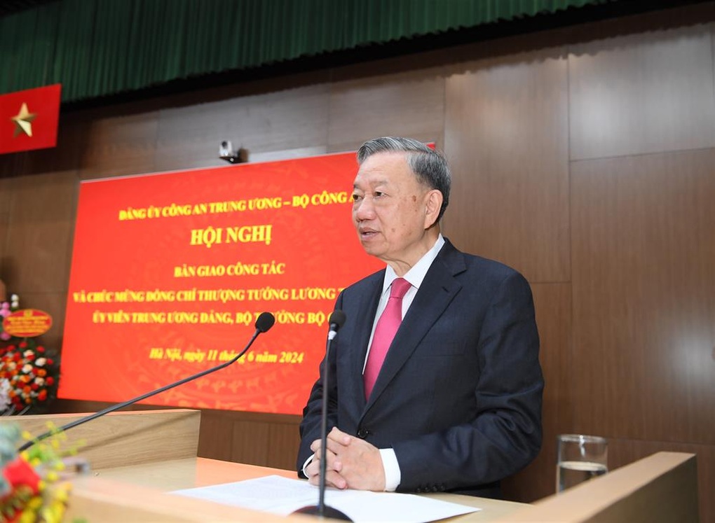 Bàn giao công tác giữa Đại tướng Tô Lâm và Thượng tướng Lương Tam Quang - 2 Bàn giao công tác giữa Đại tướng Tô Lâm và Thượng tướng Lương Tam Quang - 2