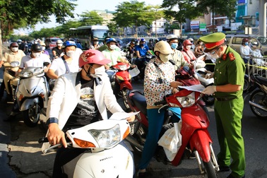 Hà Nội: Ngày đầu triển khai 39 chốt kiểm soát liên ngành tại vùng đỏ