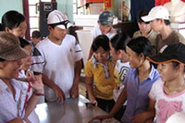 “Người Việt Trẻ” nối vòng tay 