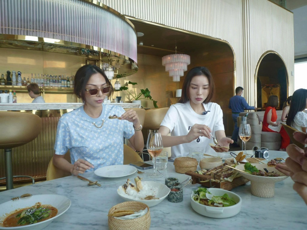 Kỳ Duyên - Minh Triệu ăn sạch Bangkok từ quán sang trọng đến vỉa hè - 1 Kỳ Duyên - Minh Triệu ăn sạch Bangkok từ quán sang trọng đến vỉa hè - 1