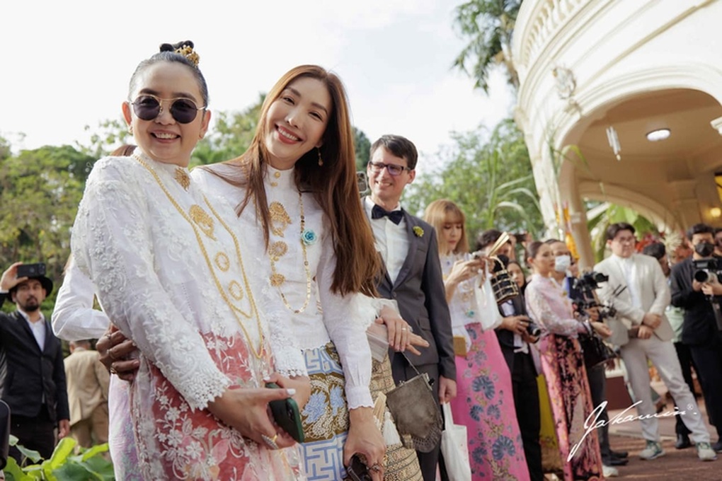 Mỹ nhân chuyển giới Nong Poy nghẹn ngào, đội vương miện vàng trong đám cưới - 3 Mỹ nhân chuyển giới Nong Poy nghẹn ngào, đội vương miện vàng trong đám cưới - 3