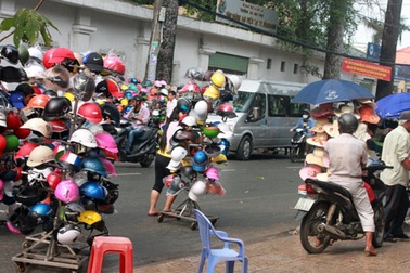 “Điểm mặt” những cơ sở sản xuất mũ bảo hiểm kém chất lượng