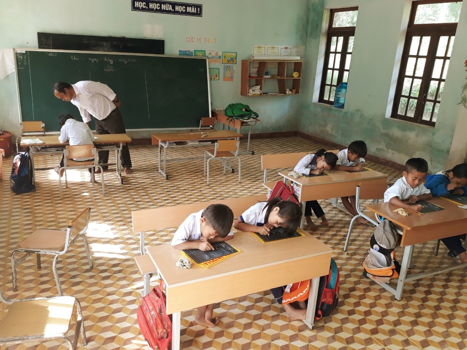 Quân và dân dồn sức dựng cầu tạm qua suối Abaanh để học sinh đến lớp - 9 Quân và dân dồn sức dựng cầu tạm qua suối Abaanh để học sinh đến lớp - 9