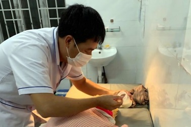 Bé gái sơ sinh còn nguyên dây rốn bị bỏ rơi ven đường sắt