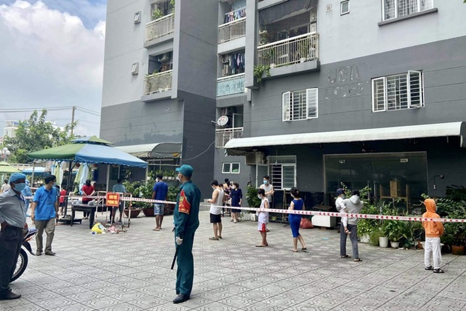Người dân TPHCM sinh hoạt thế nào ở khu vực giãn cách, phong tỏa? - 1 Người dân TPHCM sinh hoạt thế nào ở khu vực giãn cách, phong tỏa? - 1