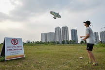 Hà Nội: Hàng trăm người vào "khu vực riêng, cấm xâm phạm" để thả diều