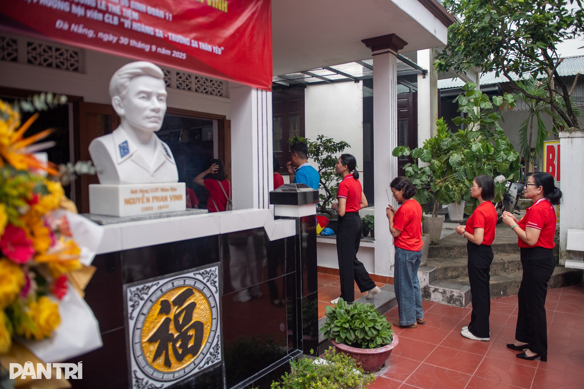 Khắc ghi công lao Mẹ Việt Nam Anh hùng và vị thuyền trưởng tàu không số - 12 Khắc ghi công lao Mẹ Việt Nam Anh hùng và vị thuyền trưởng tàu không số - 12