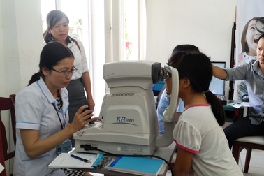 Đà Nẵng: Thăm khám mắt cho học sinh mồ côi