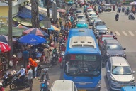 Nhiều tuyến đường tại TPHCM biến thành bãi đậu xe miễn phí