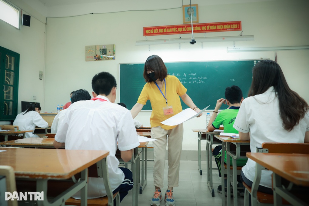 Sáng nay, thí sinh thi vào lớp 10 tại Hà Nội làm bài môn ngữ văn - 8 Sáng nay, thí sinh thi vào lớp 10 tại Hà Nội làm bài môn ngữ văn - 8