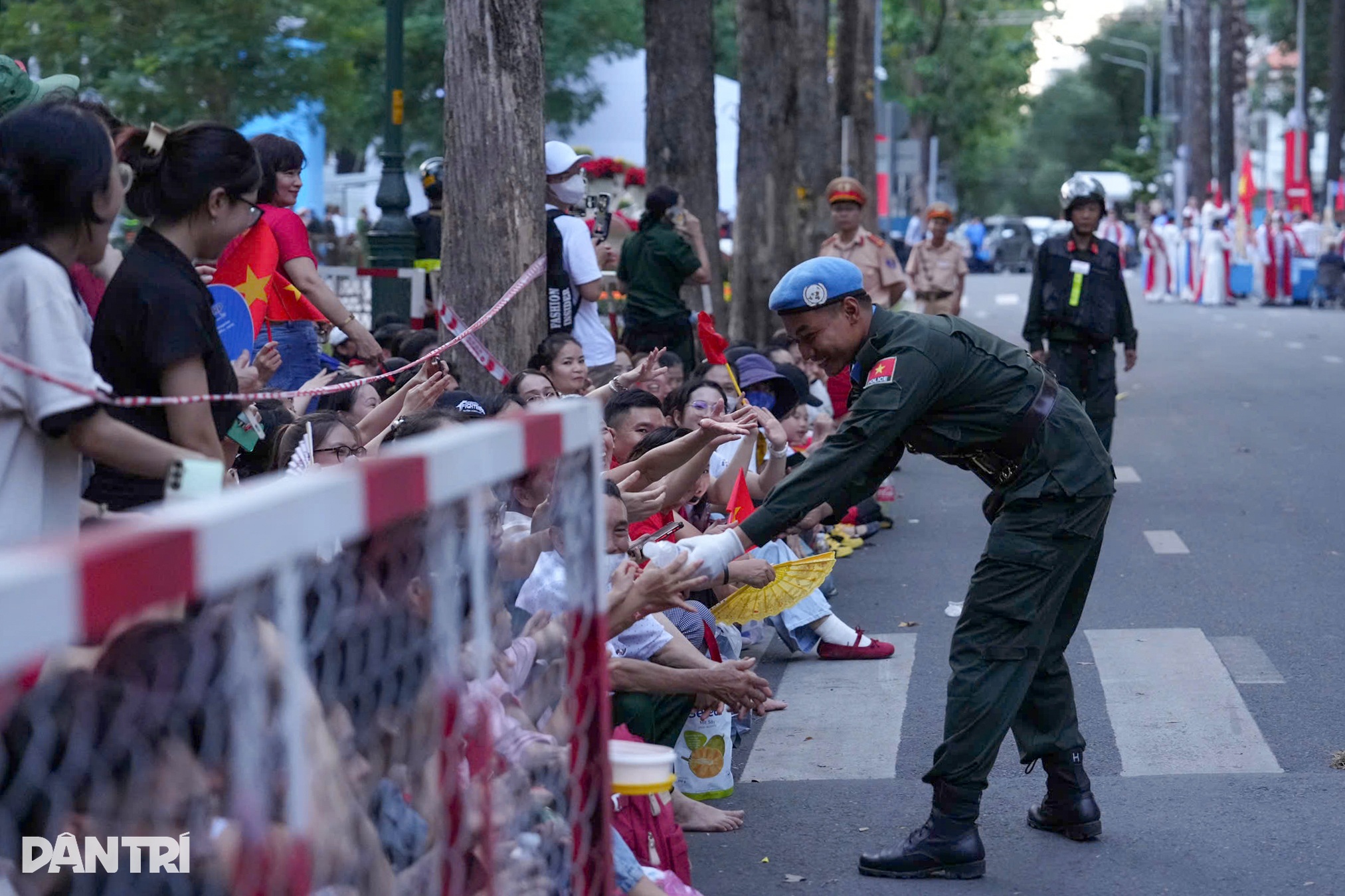View - Người dân TPHCM reo mừng khi chiến sĩ tham gia diễu binh xuất hiện | Báo Dân trí