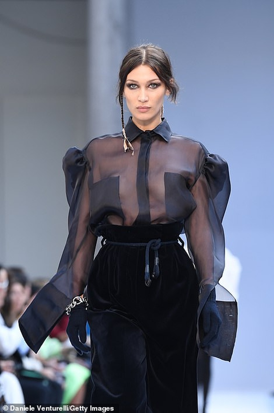 Bella Hadid mặc áo xuyên thấu táo bạo - 1 Bella Hadid mặc áo xuyên thấu táo bạo - 1