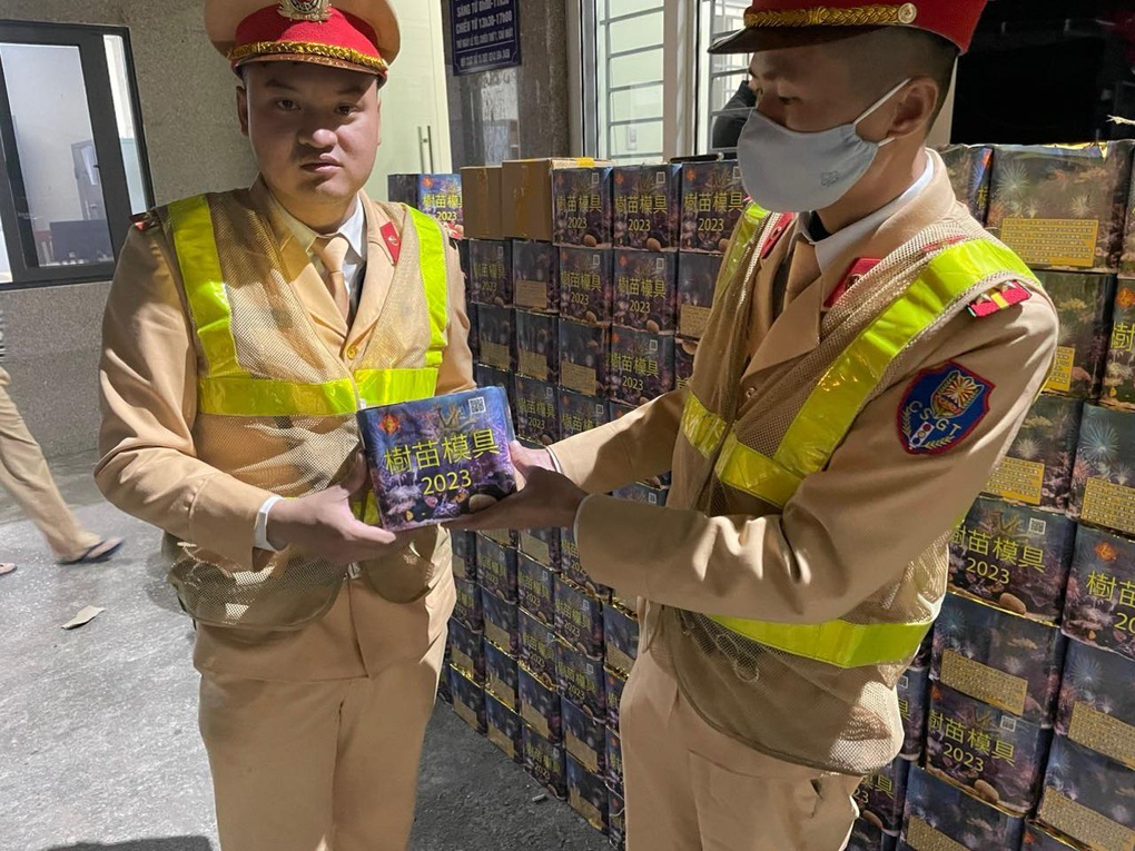 Hà Nội: Cảnh sát giao thông phát hiện vụ vận chuyển 1 tấn pháo lậu - 2 Hà Nội: Cảnh sát giao thông phát hiện vụ vận chuyển 1 tấn pháo lậu - 2